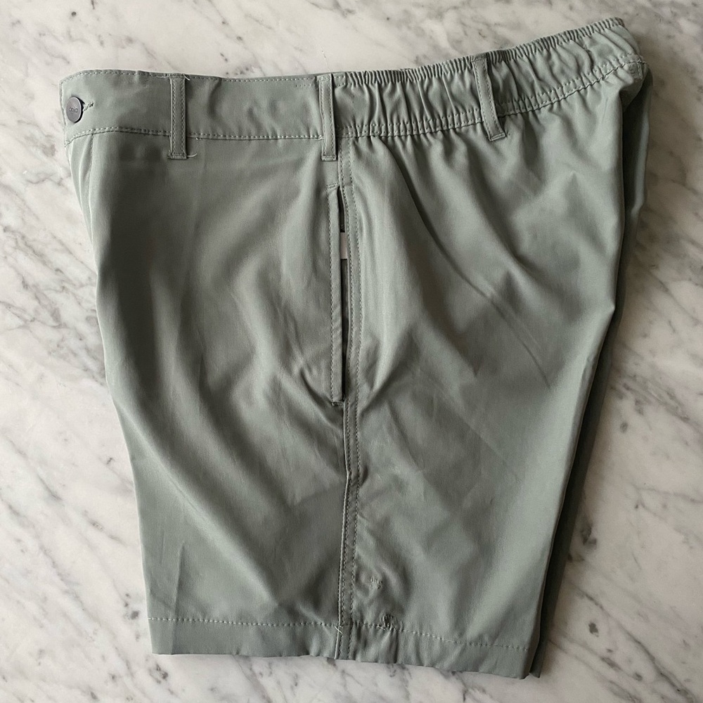ONIA Men's All Purpose Casual Shorts, 6" Inseam Size Small.